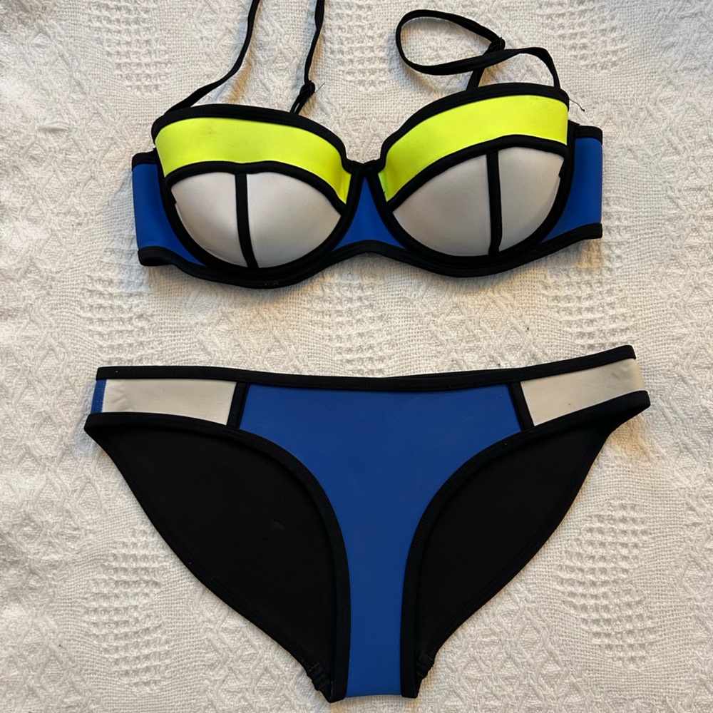 Triangl Swimwear
Neoprene
Poppy Blue